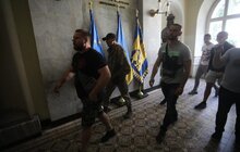Фото 22: Невідомі особи виламали двері до міської ратуші та ввірвались всередину