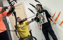 Фото 5: Терапія стрільбою: пацієнти центру НЕЗЛАМНІ стріляють з лука, аби зміцнити м’язи тіла
