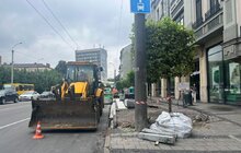 Фото 10: У Львові вперше встановлюють кассельські бордюри: на зупинці на пр. Чорновола, 39-41 облаштовують безбар’єрний простір (відео)
