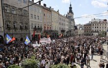 Фото 8: Похорон Ірини Фаріон: на Личаківському кладовищі у Львові зібралось кілька тисяч людей (фото, відео)