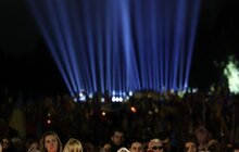 Фото 3: Світло для світу: у Львові над могилами українських Героїв у небо запустили промені пам'яті (відео)