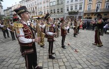 Фото 1: День вишиванки у Львові: на пл. Ринок виступив духовий оркестр «Львівські фанфари»