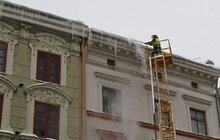 Фото 9: Мерія закликає мешканців бути особливо обережними через нависання буруль та снігу