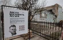 Фото 9: Біля знищеного музею Шухевича у Львові провели теренову гру