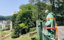 Фото 5: У Винниках демонтували радянський пам’ятник: скульптуру перенесуть до музею «Територія Терору» (відео)