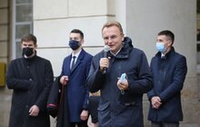 Фото 3: У Львові відзначають День студента: левів біля Ратуші одягли у мантії