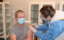 Фото 1: Львівський бронетанковий завод першим серед підприємств Укроборонпрому розпочав вакцинацію від Covid-19