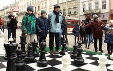 Фото 7: Стартувала вулична гра у шахи на головній площі міста