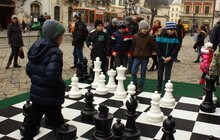 Фото 12: Стартувала вулична гра у шахи на головній площі міста