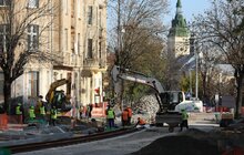 Фото 11: ІІ етап реконструкції вул. Шевченка: підрядник вже розпочав монтувати трамвайні плити і колію