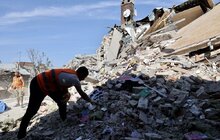 Фото 8: У будинках на вул. Коновальця демонтовують аварійні конструкції, які найбільше постраждали після ракетних обстрілів (відео)