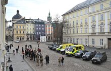 Фото 2: 11 машин на передову: британські волонтери у Львові передали допомогу для війська