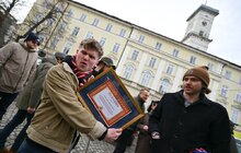 Фото 7: 11 машин на передову: британські волонтери у Львові передали допомогу для війська
