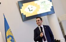 Фото 6: Європейські делегати, що приїхали на відкриття Молодіжної столиці у Львові, розпочали візит з покладання квітів молоді, що загинула через росію