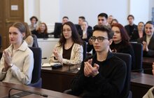 Фото 8: Європейські делегати, що приїхали на відкриття Молодіжної столиці у Львові, розпочали візит з покладання квітів молоді, що загинула через росію