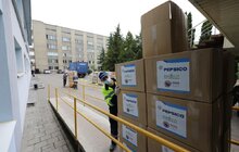 Фото 29: Благодійники передали 4 000 комплектів засобів захисту для медиків лікарні швидкої допомоги