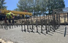 Фото 3: Будівництво шляхопроводу на Рясне: на об’єкті забетонували 13-метрову насадку під мостові балки
