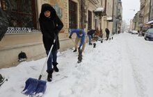 Фото 5: Працівники Львівської мерії долучились до прибирання міста від снігу