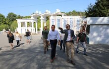 Фото 6: У Парку культури і відпочинку активно ремонтують вхідну арку та стадіон «Юність»