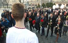 Фото 3: До 203-ї річниці від дня народження Тараса Шевченка у Львові в небо запустили повітряні кульки з віршами Кобзаря