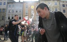 Фото 16: Сьогодні на площі Ринок у Львові влаштували «Поливаний понеділок»