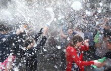 Фото 7: Сьогодні на площі Ринок у Львові влаштували «Поливаний понеділок»