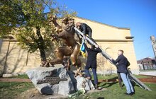 Фото 6: Найбільшого лева Львова одягнули у національний стяг, а студенти пройшли ходою до Янівського кладовища — Львів відзначає 101-шу річницю створення ЗУНР