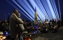 Фото 19: У Львові в пам’ять про українських Героїв у небо запустили символічні світлові промені