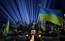 Фото 22: У Львові в пам’ять про українських Героїв у небо запустили символічні світлові промені