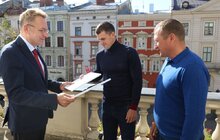 Фото 1: Львівський веслувальник Віталій Вергелес та його тренер отримали премії по 35 тис. грн