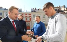 Фото 2: Львівський веслувальник Віталій Вергелес та його тренер отримали премії по 35 тис. грн