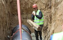 Фото 16: У с. Лисиничі ремонтні бригади ЛМКП «Львівводоканал» проводять заміну аварійного магістрального водогону
