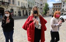 Фото 16: Медичні працівники одягнули левів перед мерією Львова у вишиванки