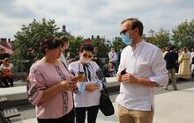 Фото 1: Львів започаткував нову традицію — над Меморіалом пам’яті Героїв Небесної Сотні підняли Державний Прапор України