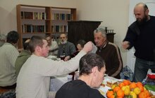 Фото 5: У Львові безпритульні споживали Святу Вечерю разом