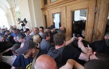 Фото 43: Невідомі особи виламали двері до міської ратуші та ввірвались всередину