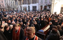 Фото 9: Похорон Степана Гіги: у Львові тисячі людей прощалися з народним артистом