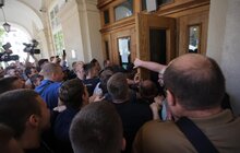 Фото 50: Невідомі особи виламали двері до міської ратуші та ввірвались всередину