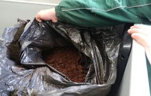 Фото 17: У парку «700-річчя Львова» продовжують посипати доріжки кавовою гущею для боротьби з ожеледицею