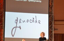Фото 2: Під час перформансу у філармонії мер Львова вручив Філіпу Сендсу «Золотий герб міста»