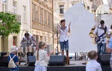 Фото 2: Сьогодні локацію «Музика на Курбаса» «запалювала» фольктроніка від гурту «LIRWAK»