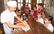 Фото 1: В рамках благодійної акції діти батьків учасників АТО вчились власноруч готувати піцу