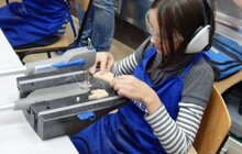 Фото 2: Діти учасників АТО вчились виготовляти ялинкові прикраси з деревини