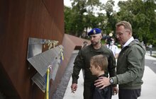Фото 1: Віталій Марків підняв національний стяг на Меморіалі Героїв Небесної Сотні