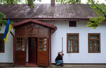Фото 2: Місто починає облаштовувати інклюзивні доріжки на території музею Євгена Коновальця у Зашкові