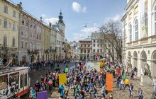 Фото 1: У Львові на пл. Ринок - «Поливаний понеділок»
