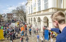 Фото 2: У Львові на пл. Ринок - «Поливаний понеділок»
