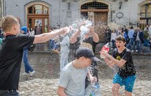 Фото 5: У Львові на пл. Ринок - «Поливаний понеділок»
