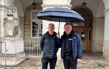 Фото 1: Тімоті Снайдер залишив запис у Книзі почесних гостей Львова та висадив дерево у центрі міста