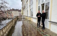 Фото 3: Тімоті Снайдер залишив запис у Книзі почесних гостей Львова та висадив дерево у центрі міста